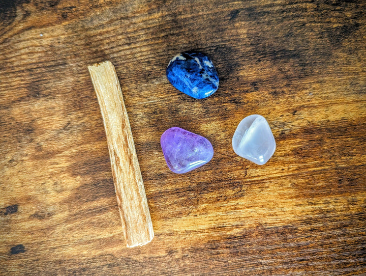 pierres d'améthyste quartz rose et sodalite avec  un bois de palo santo composant le kit anti-stress