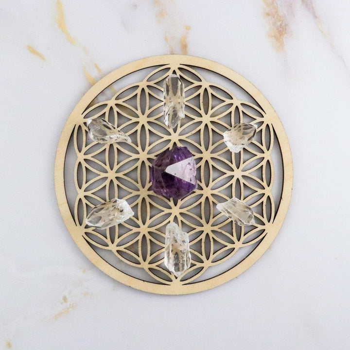 mandala pointe d'améthyste et cristal de roche sur fleur de vie en bois