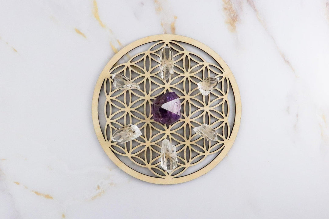mandala pointe d'améthyste et cristal de roche sur fleur de vie en bois