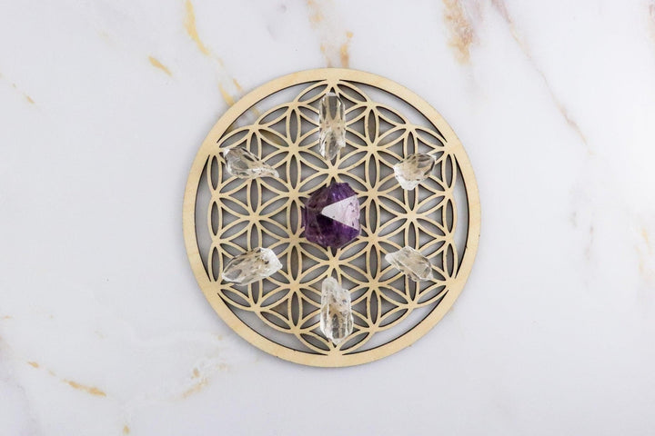 mandala pointe d'améthyste et cristal de roche sur fleur de vie en bois