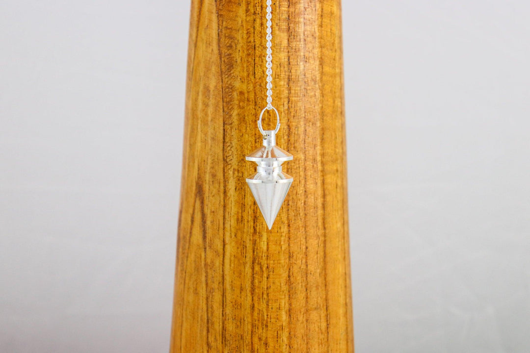 pendule triangle en laiton argenté