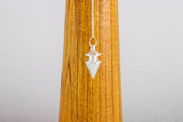 pendule triangle en laiton argenté