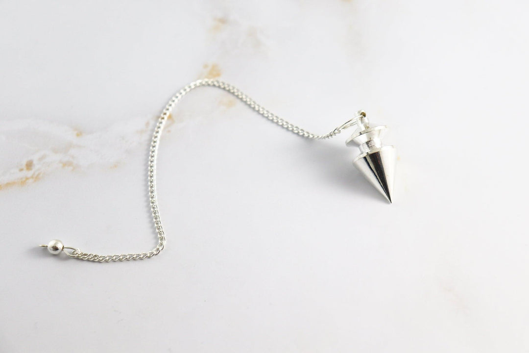 pendule triangle en laiton argenté
