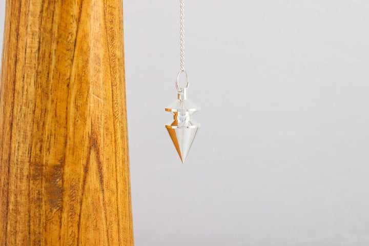 pendule triangle en laiton argenté