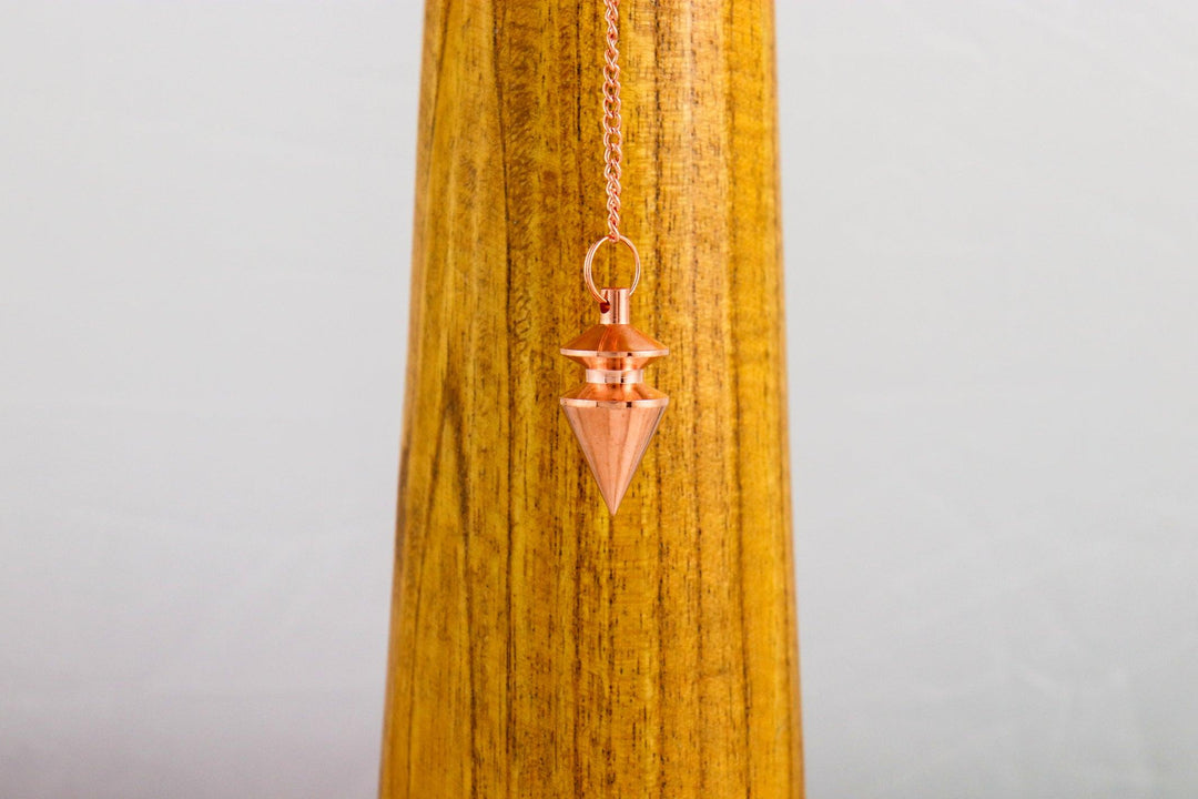 pendule triangle en laiton cuivré