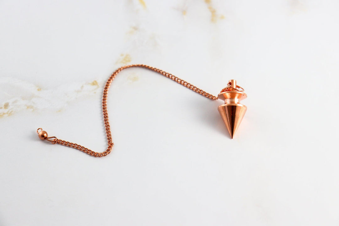 pendule triangle en laiton cuivré