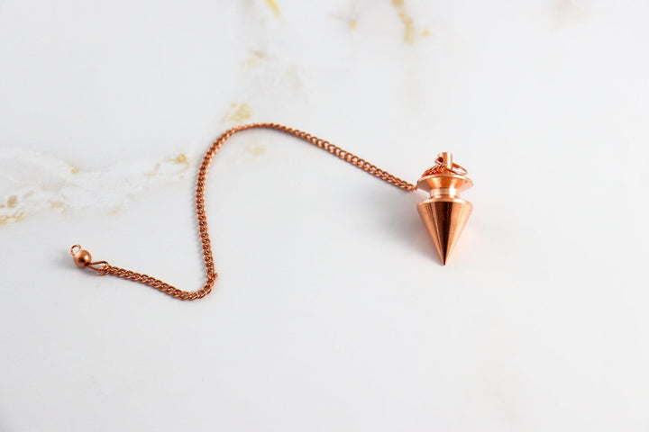 pendule triangle en laiton cuivré