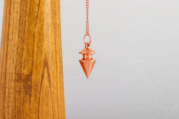 pendule triangle en laiton cuivré