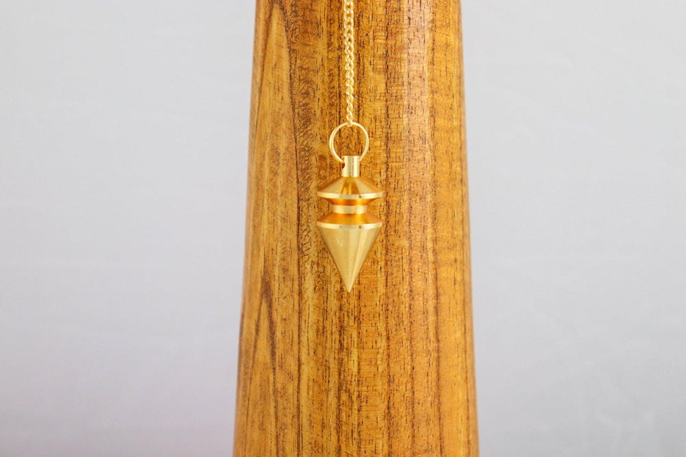 pendule triangle en laiton doré