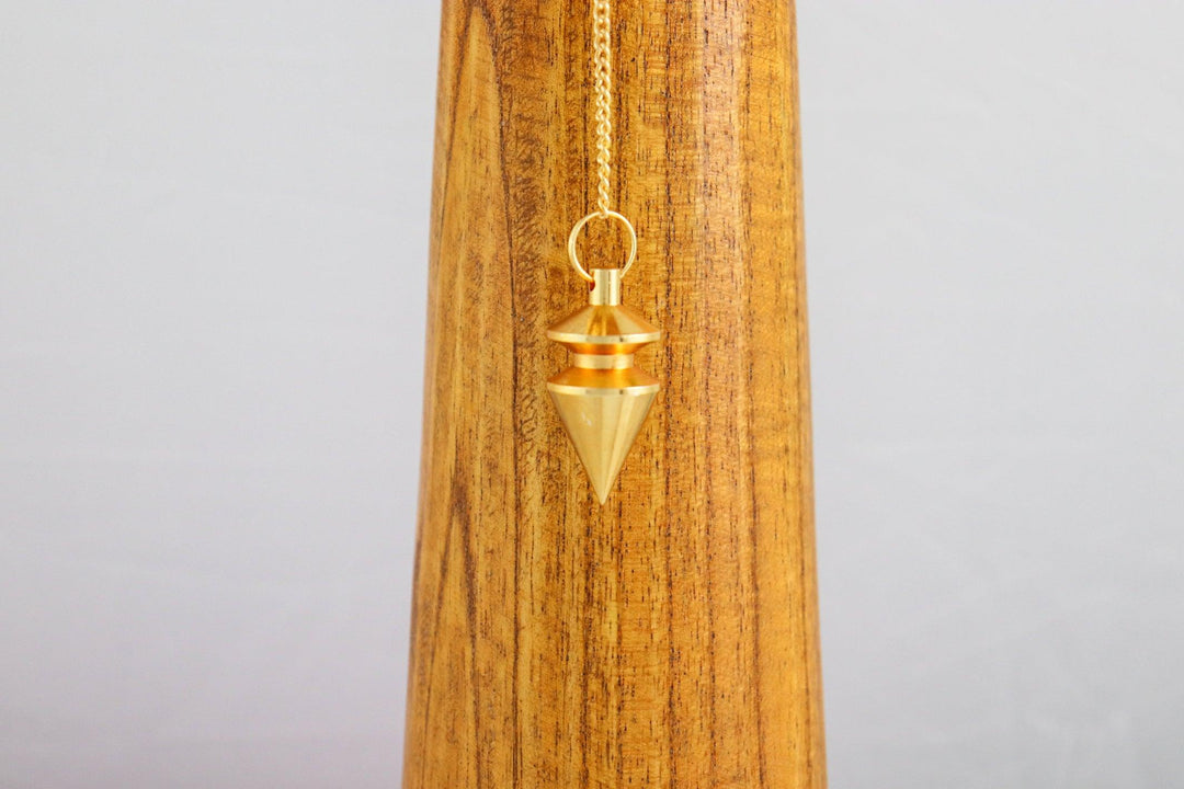 pendule triangle en laiton doré