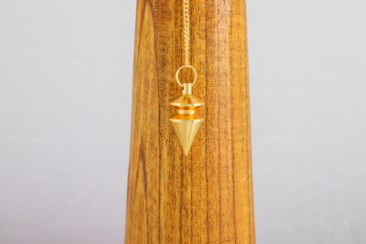 pendule triangle en laiton doré
