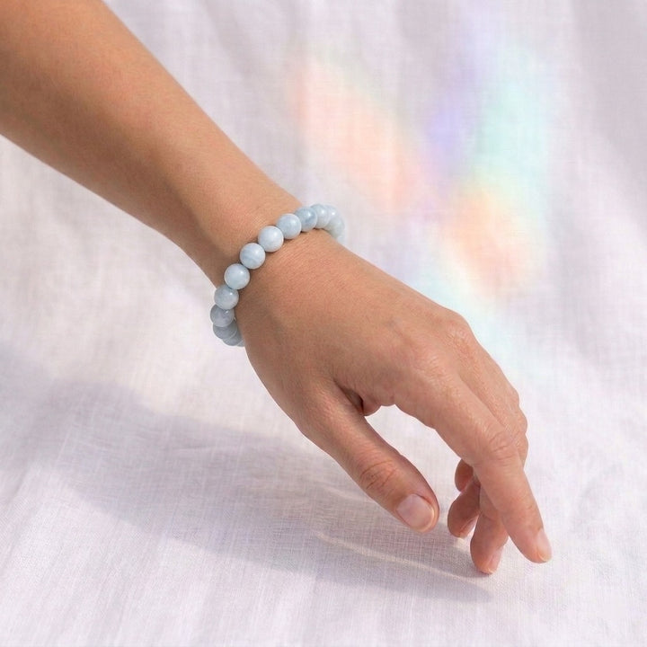 bracelet pierre naturelle aigue-marine 8mm porté poignet #bracelet-8mm-aigue-marine