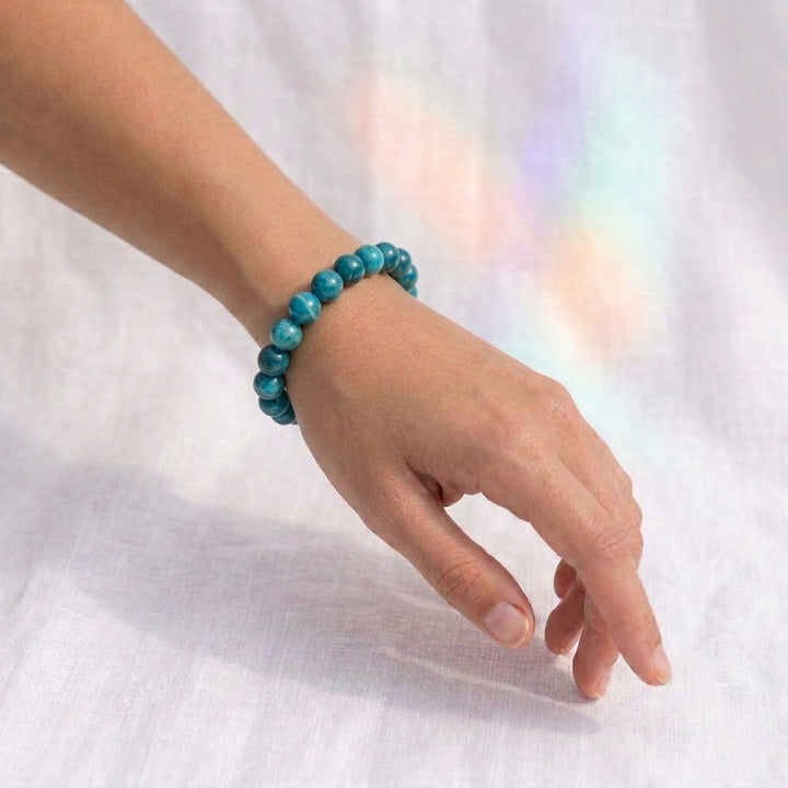 bracelet pierre naturelle apatite bleue 8mm porté poignet #bracelet-8mm-apatite-bleue