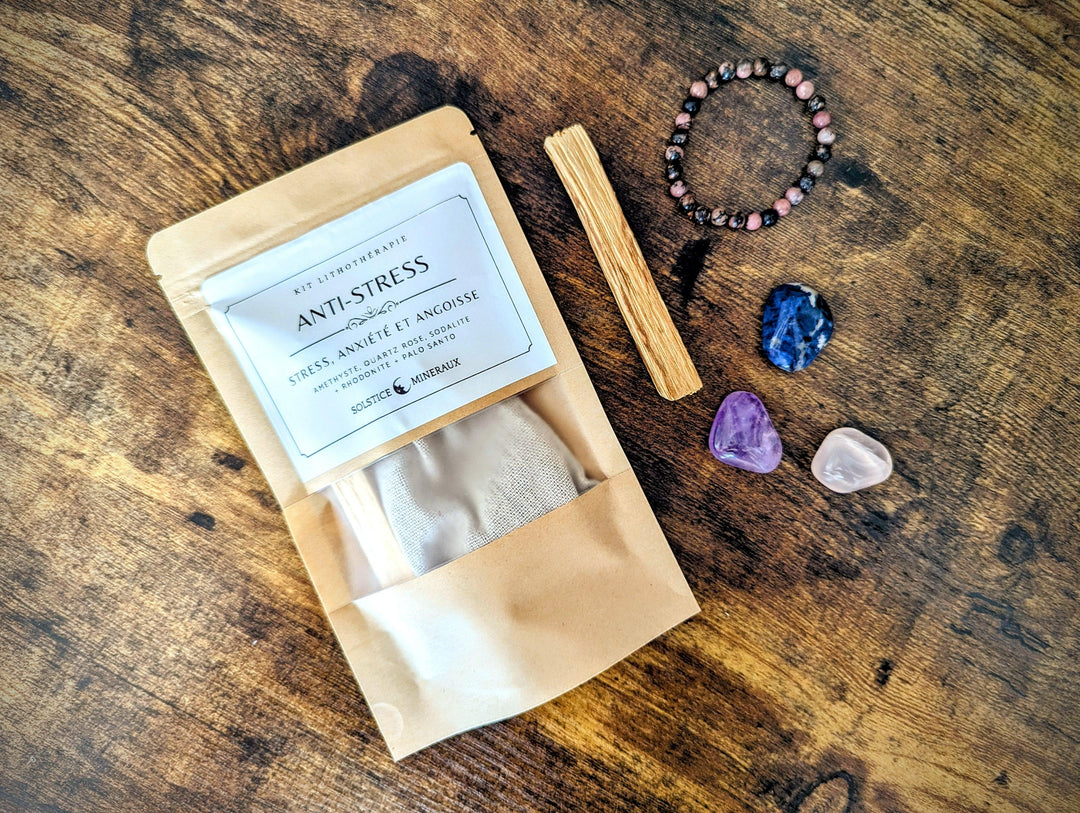 kit anti-stress avec les pierres d'améthyste quartz rose et sodalite avec un bracelet de rhodonite et un bois de palo santo composant le kit anti-stress