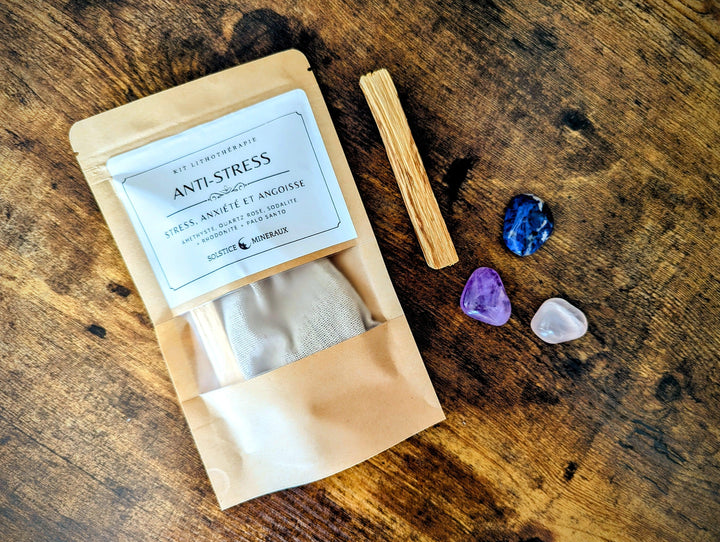 kit anti-stress standard avec pierres d'améthyste quartz rose et sodalite avec un bracelet de rhodonite et un bois de palo santo composant le kit anti-stress