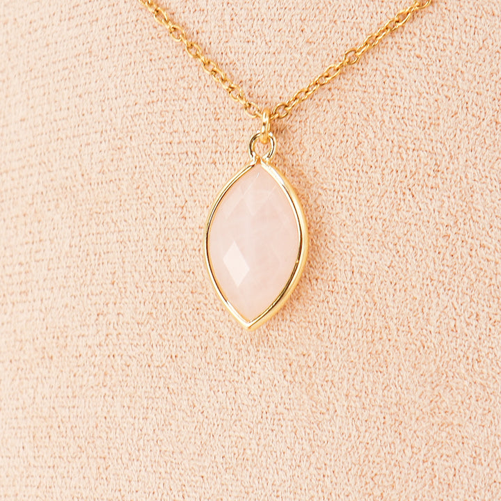 pendentif en quartz rose en forme d'amande avec serti doré