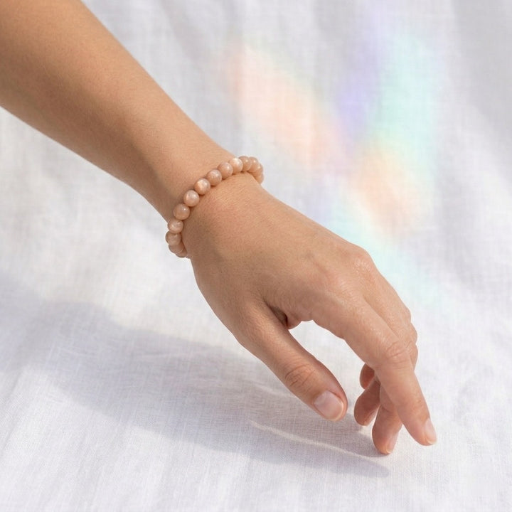 bracelet pierre naturelle pierre de soleil 6mm porté poignet #bracelet-6mm-pierre-de-soleil