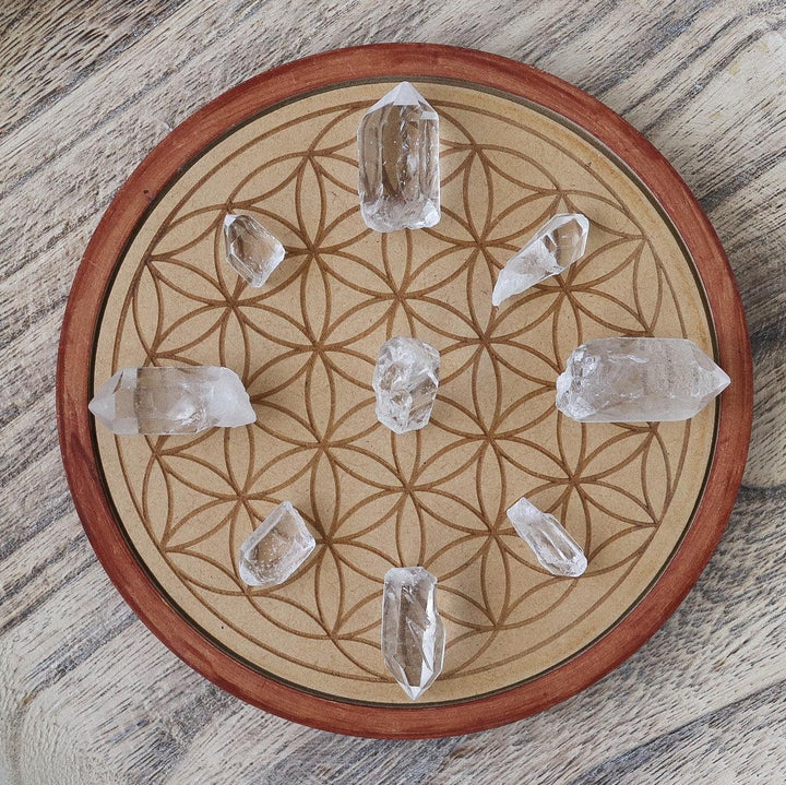 pointes de cristal de roche sur fleur de vie en bois