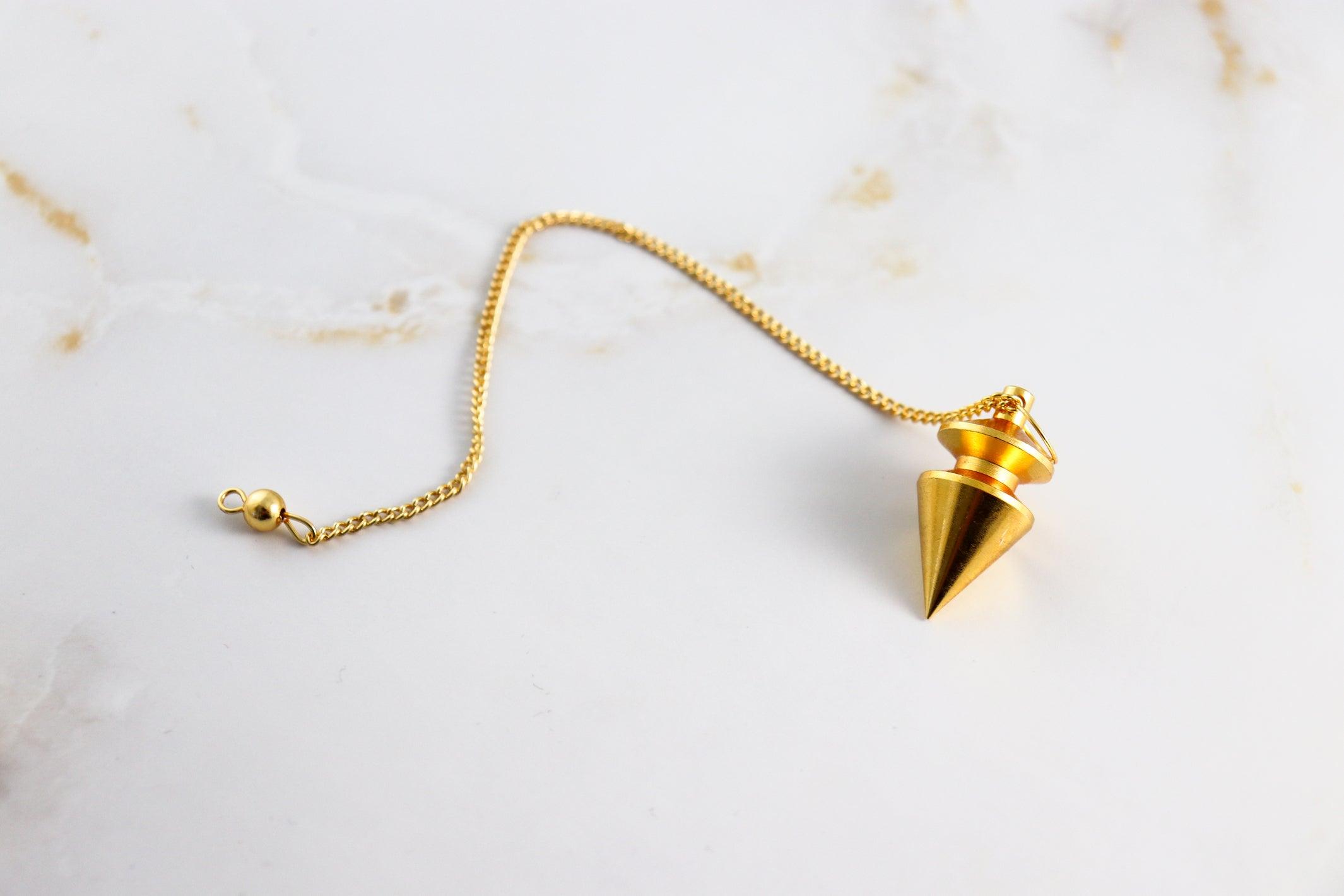 pendule triangle en laiton doré