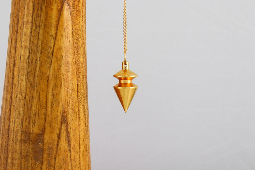 pendule triangle en laiton doré
